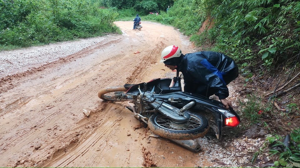 Các nhà báo trên đường vào bản Na Sá, xã Na Mèo sáng 4.8. Ảnh: Quách Du