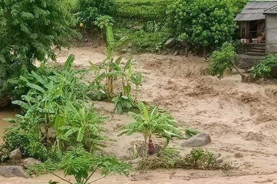 Mưa lũ khiến bản Na Xá (Na Mèo) tỉnh Thanh Hoá bị cô lập.
