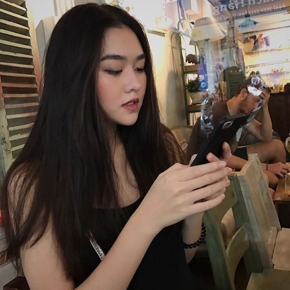 Phong cách đời thường của Tường San cũng gây được ấn tượng bởi sự phong cách. Ảnh: FBNV.