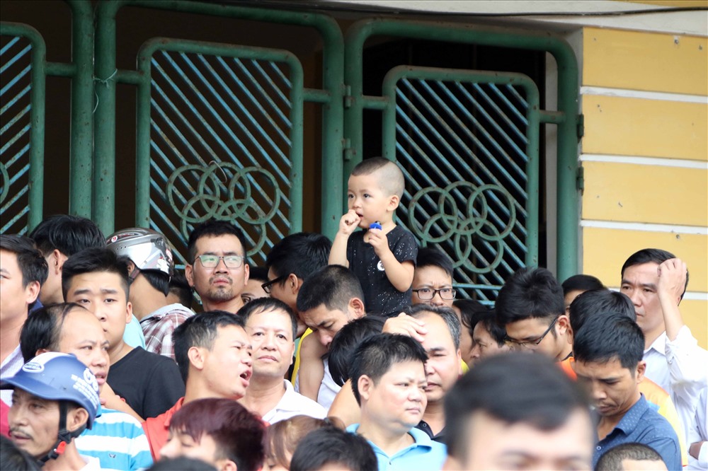 Theo ghi nhận, trước các quầy vé của SVĐ Thiên Trường sáng 4.8, có rất đông khán giả đến với nhu cầu mua vé vào sân.