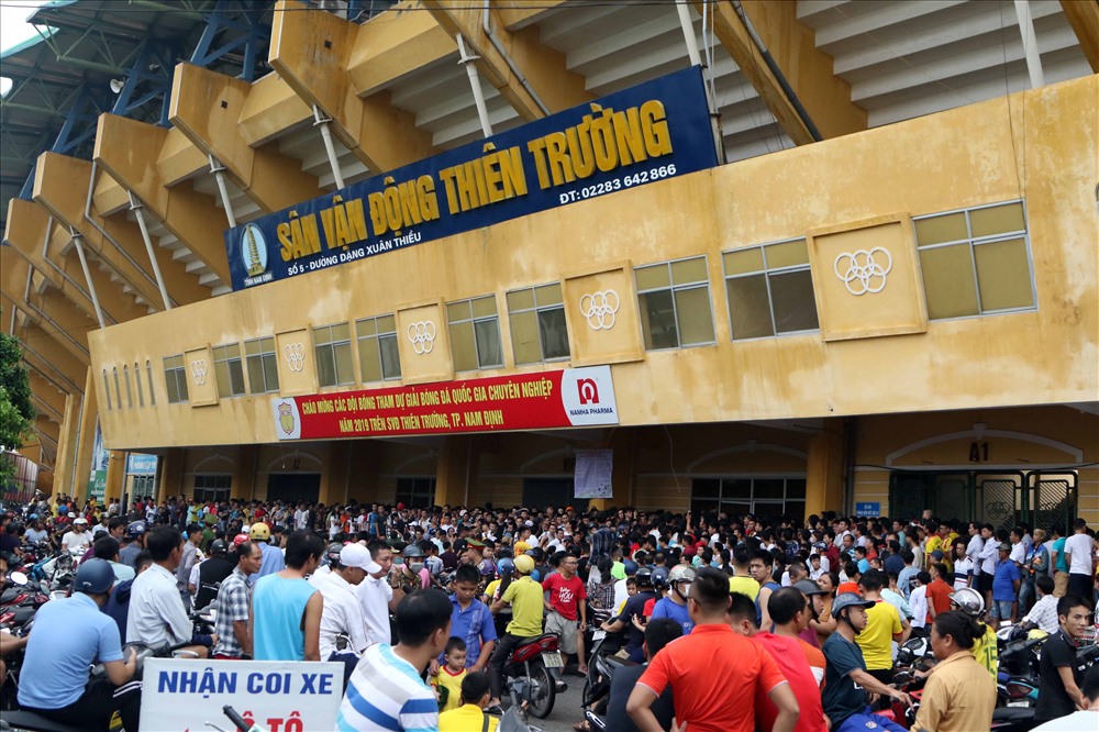 SVĐ Thiên Trường từng thiết lập kỷ lục thập kỷ ngày Nam Định trở lại V.League với khoảng 22.000 trận Nam Định gặp Cần Thơ ở vòng 1 V.League 2018. Thế nhưng, con số này có thể sẽ bị phá vỡ ở trận đấu gặp HAGL sắp tới. SVĐ Thiên Trường có sức chứa 30.000 khán giả.