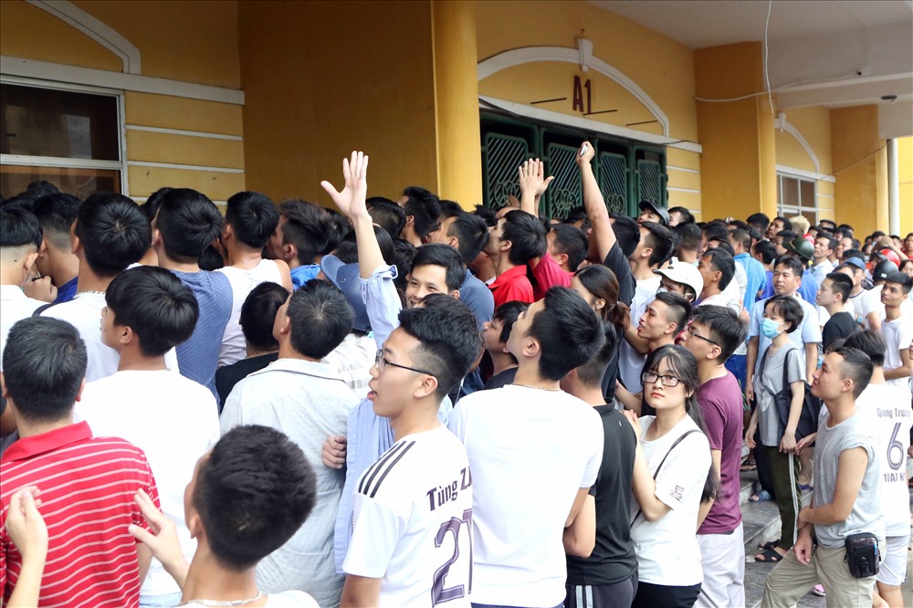 Cảnh chen lấn xố đẩy đã xảy ra giống như những cơn sốt xem ĐT Việt Nam thi đấu ở AFF Cup trước đây.