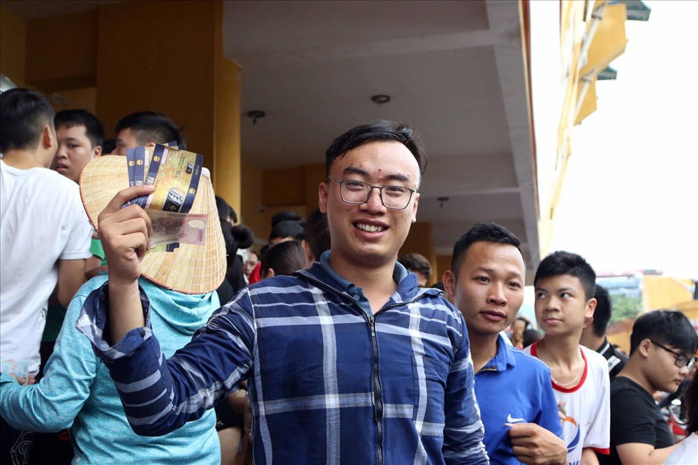 Một khán giả may mắn đã sở hữu cặp vé vào sân.