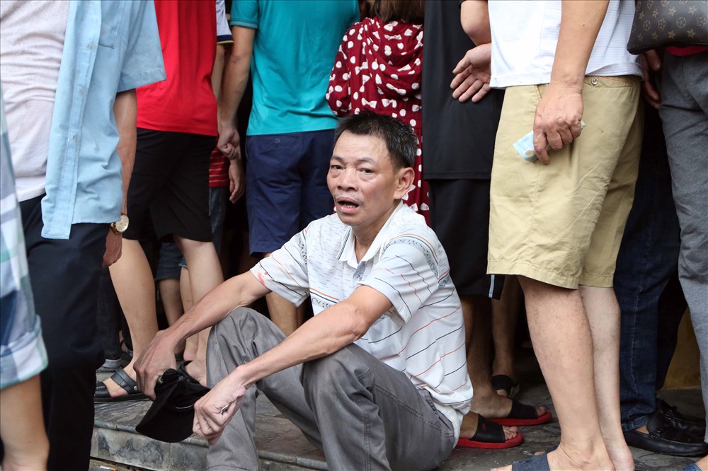 Một CĐV vì không chen lấn qua được đám đông đã bất lực trong việc mua vé.
