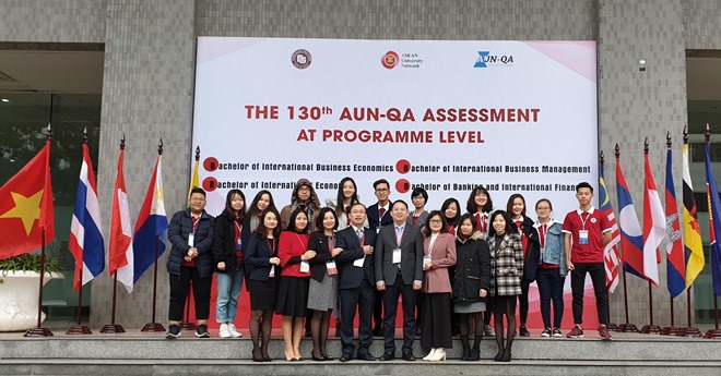 Tân Hoa hậu Lương Thuỳ Linh (thứ 5, hàng sau) từng tham gia phỏng vấn với các chuyên gia quốc tế AUN-QA khi là sinh viên năm thứ nhất. Ảnh: NTCC.
