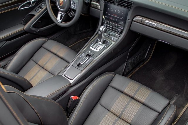 Nội thất sang trọng và đẳng cấp. Ảnh: Carscoops