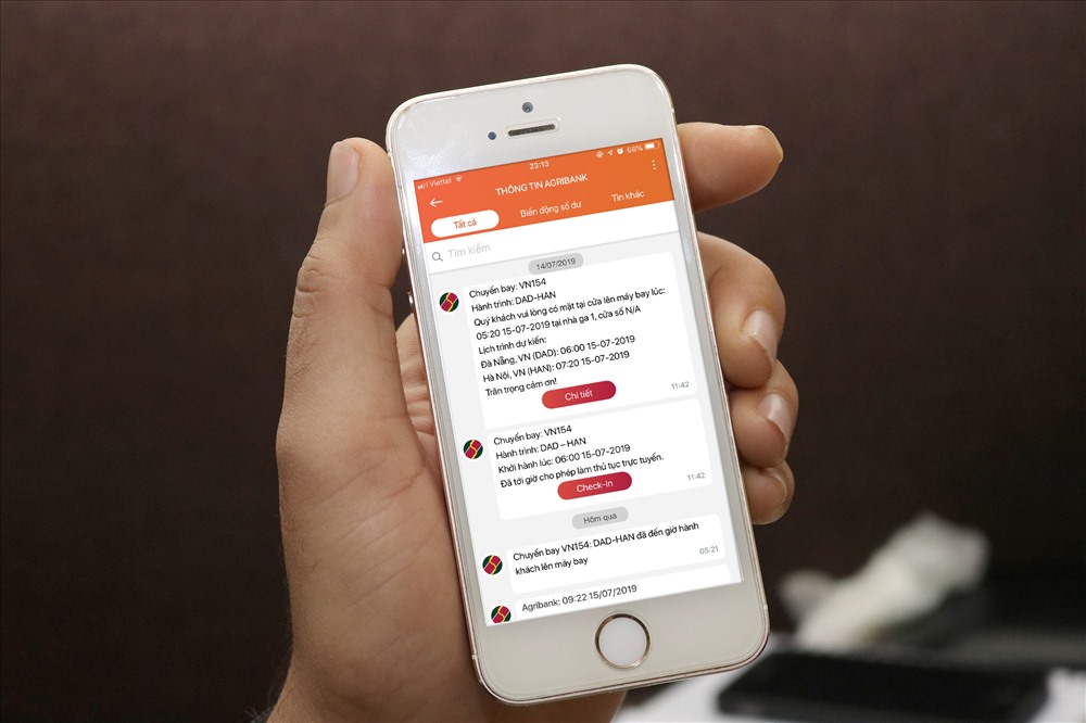 Hành khách có thể theo dõi chuyến bay qua ứng dụng Agribank E-Mobile Banking.