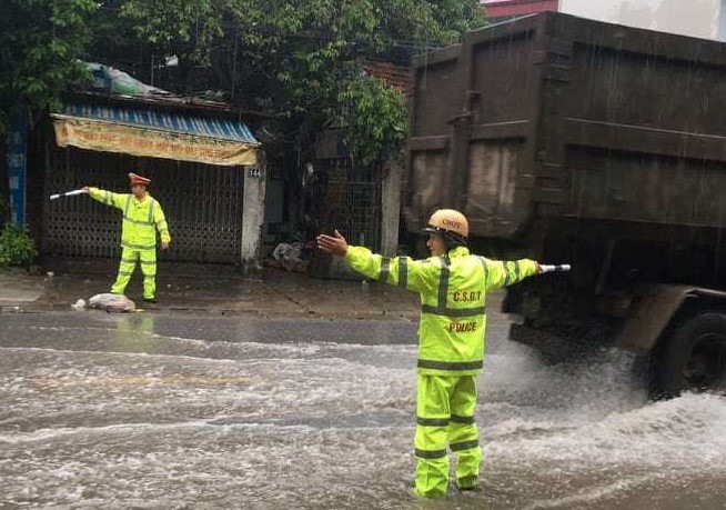 Chiến sĩ Đội CSGT số 10 hướng dẫn phương tiện trên tuyến QL21B qua địa bàn huyện Thanh Oai