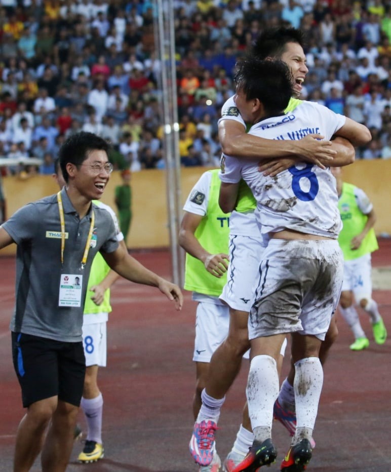 HAGL ăn mừng bàn thắng nâng tỉ số lên 2-1. Ảnh: Minh Tùng