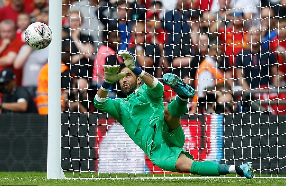 Bravo cản phá cú đá của Wijnaldum trong loạt luân lưu. Ảnh: Getty Images.