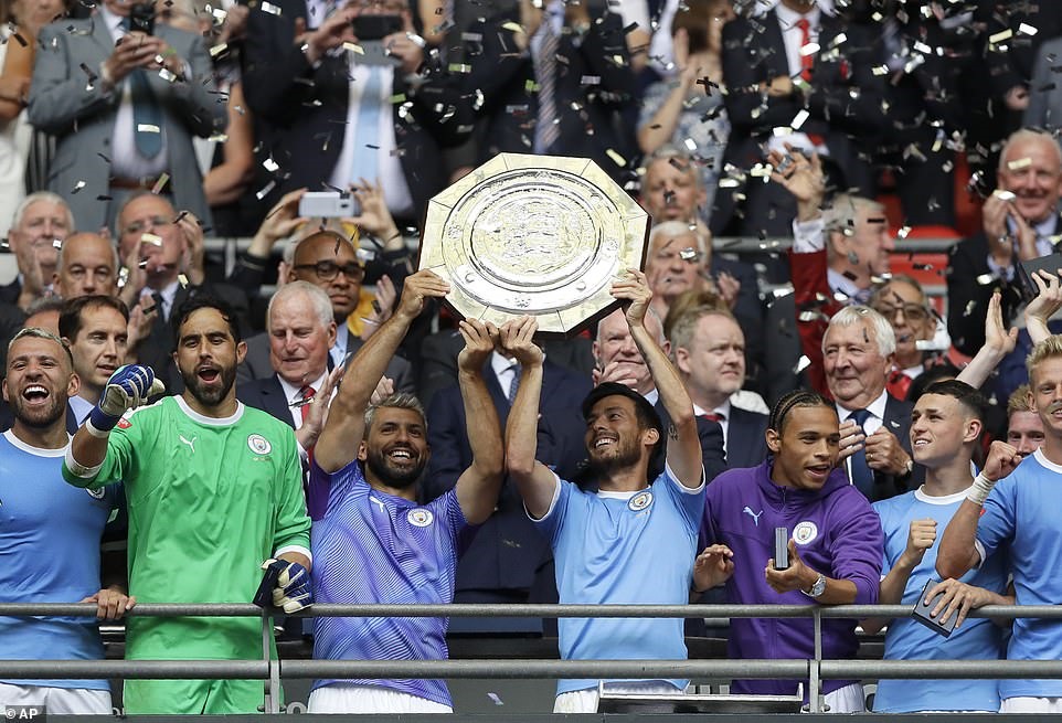 Các cầu thủ ăn mừng danh hiệu Community Shield 2019. Ảnh: AP