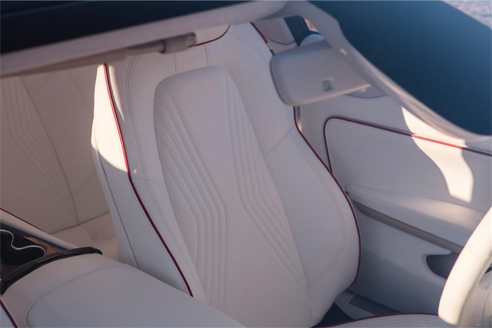 Nội thất xe được bọc da trắng. Ảnh: Carbuzz