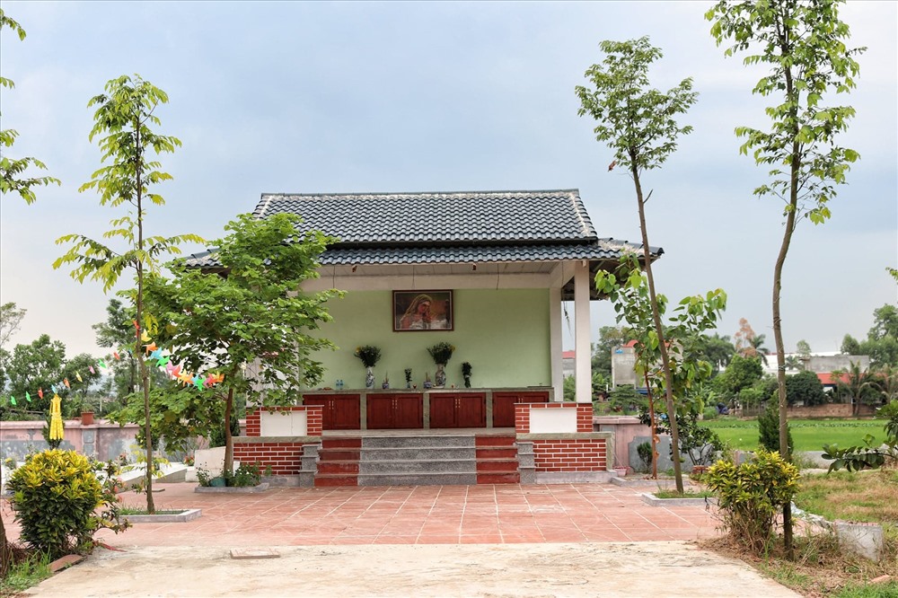 Mộ tập thể chôn cất hơn 30.000 sinh linh được người dân xóm Bến Cốc chăm sóc cẩn thận.