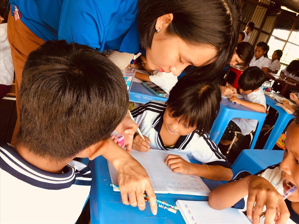 Qua nhiều thế hệ khác nhau, các em nhỏ gần như không được đi học. Mặt khác, do cuộc sống của người dân nơi đây gần như “biệt lập” với khu vực xung quanh. Hộ khẩu của các em nhỏ chưa rõ ràng, không có giấy tờ tùy thân nên gặp nhiều khó khăn trong việc nhập học tại các điểm trường trên địa bàn xã Phú Lý.