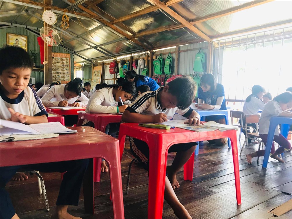 Các “học sinh” đều là những người không biết chữ, mưu sinh chủ yếu bằng hoạt động đánh bắt cá trên hồ, đời sống khó khăn, cách xa các trung tâm và các khu dân cư của địa phương.