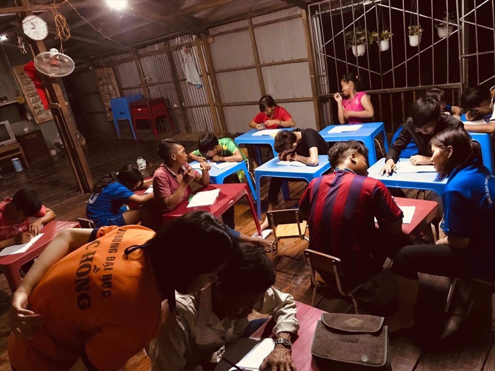 Lớp học đặc biệt này có 40 học viên, được chia làm ba ca sáng, chiều và tối với nhiều lứa tuổi khác nhau, từ già đến trẻ, cả nam lẫn nữ. Trong đó, các em nhỏ thường tham gia học lớp ban ngày, những người lớn hơn, do yêu cầu phải kiếm sống, mưu sinh, nên tham gia học buổi tối.