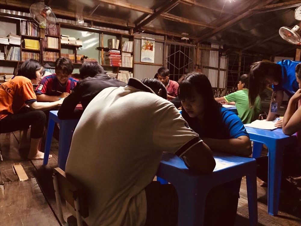 Lớp học đặc biệt dạy chữ cho các học viên làng bè giữa lòng hồ Trị An, trên mênh mông sóng nước.