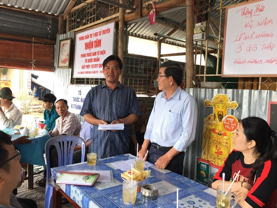 Lãnh đạo địa phương đến động viên và thăm hỏi người dân. Ảnh: P.V