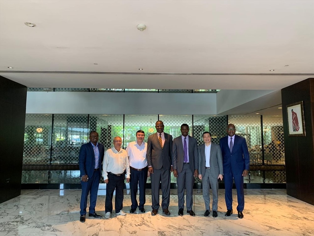 Đại diện lãnh đạo Tập đoàn T&T Group và đại diện lãnh đạo Chính phủ Tanzania. Ảnh:T&T
