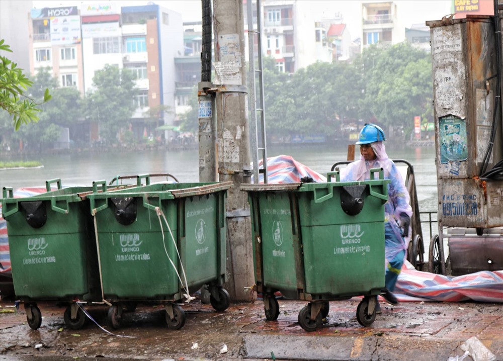 Các xe rác phong tỏa hết vỉa hè, khiến giao thông tại khu vực đi lại khó khăn.