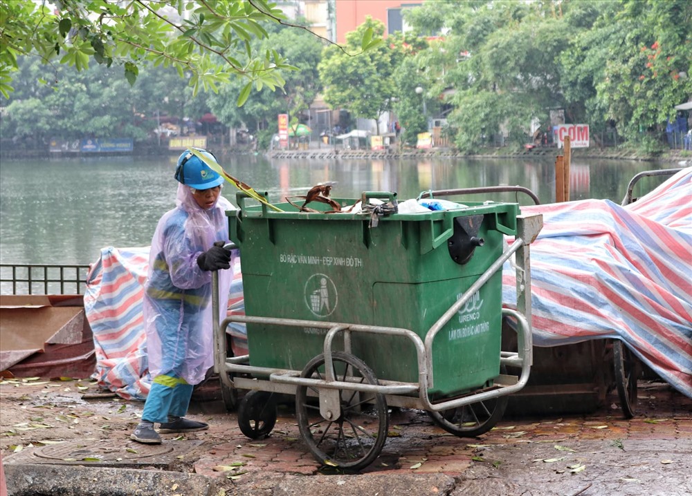 Xe rác ngồn ngộn bốc mùi hôi thối. Ảnh: TH.