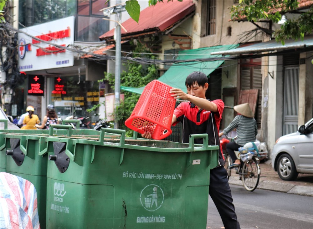Tình trạng điểm tập kết rác thải gây ô nhiễm đã có từ lâu nhưng chưa được giải quyết dứt điểm. Ảnh: TH.