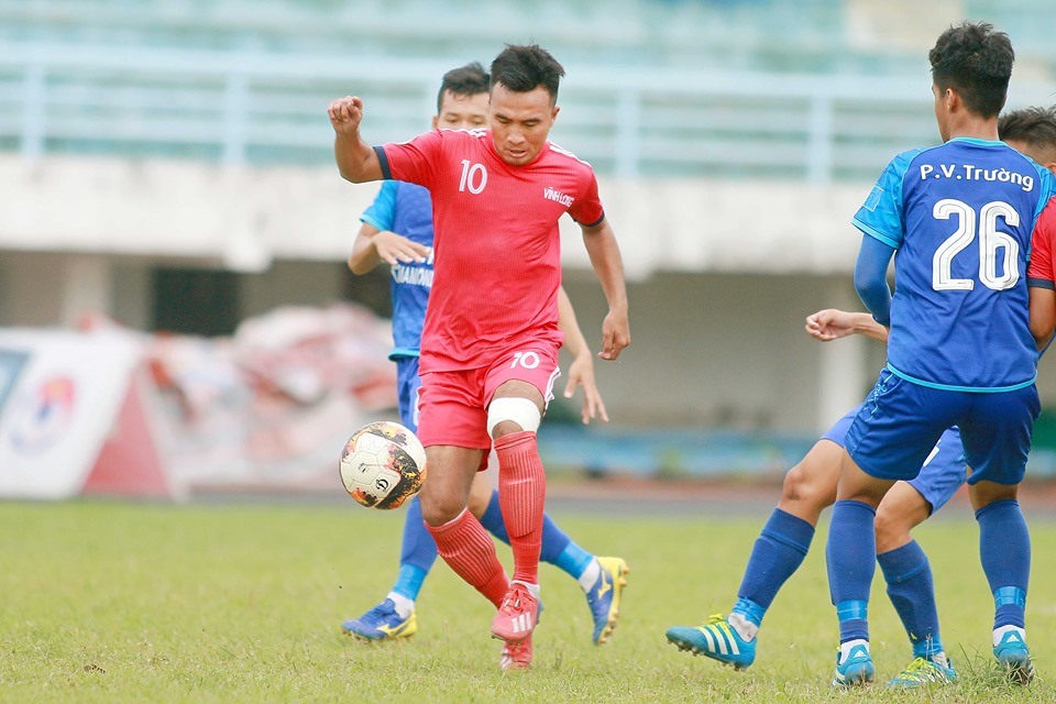 Trận đấu giữa Vinh Long - Bình Thuận (áo xanh). Ảnh: Dương Thu