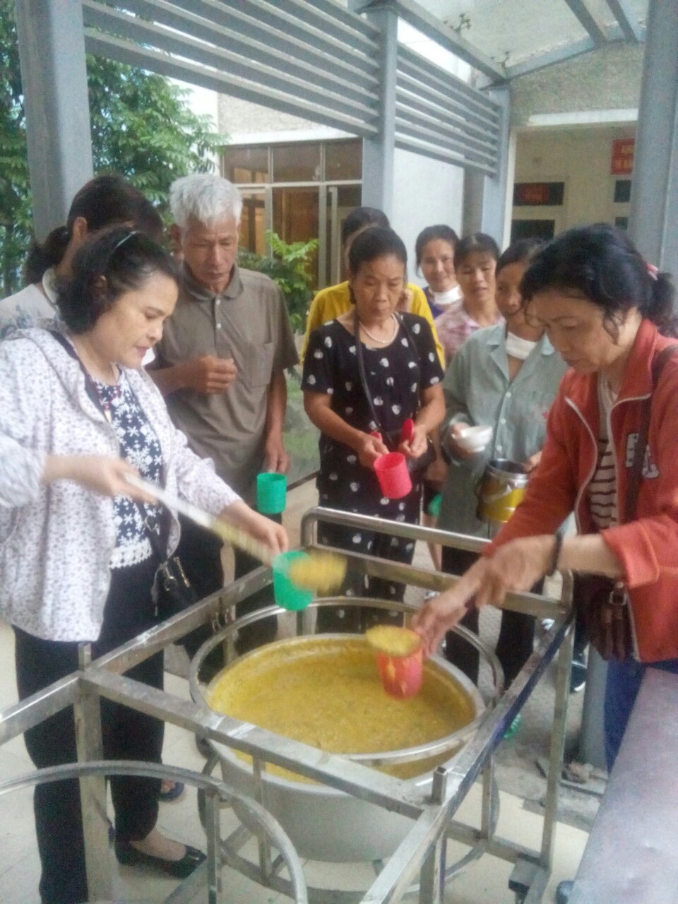Hàng tuần, bà Bính đều đặn cùng nhóm tình nguyện viên nấu và phát miễn phí cơm, cháo tại bệnh viện.
