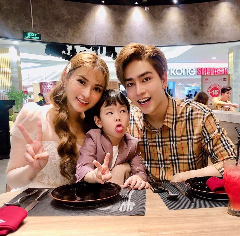 Thu Thủy cùng chồng mới cưới và con trai. Ảnh: FBNV