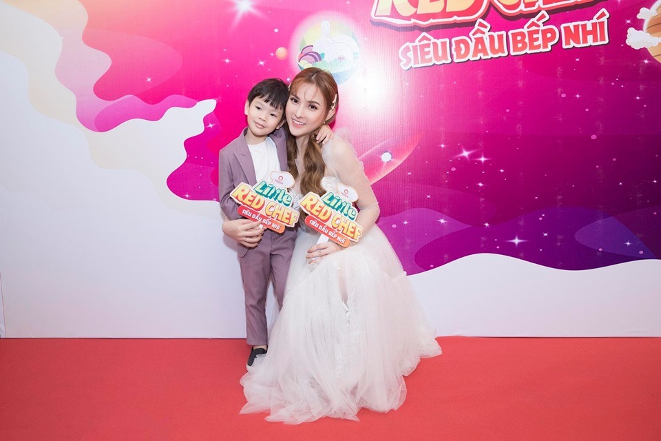 Thu Thủy và con trai Henry. Ảnh: FBNV