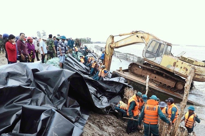 Khẩn trương gia cố đoạn đê bị sạt lở (ảnh Nhật Hồ)