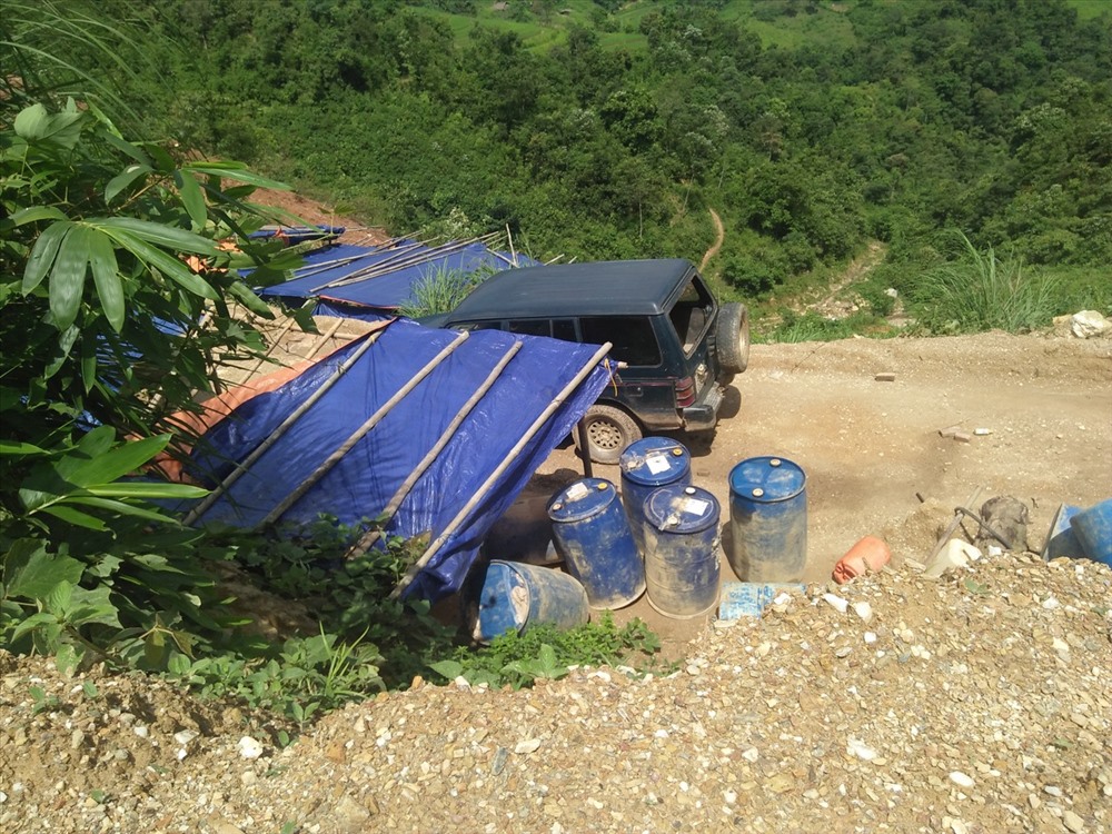 Đào bới tan hoang ngay kề khu ruộng canh tác của bà con.