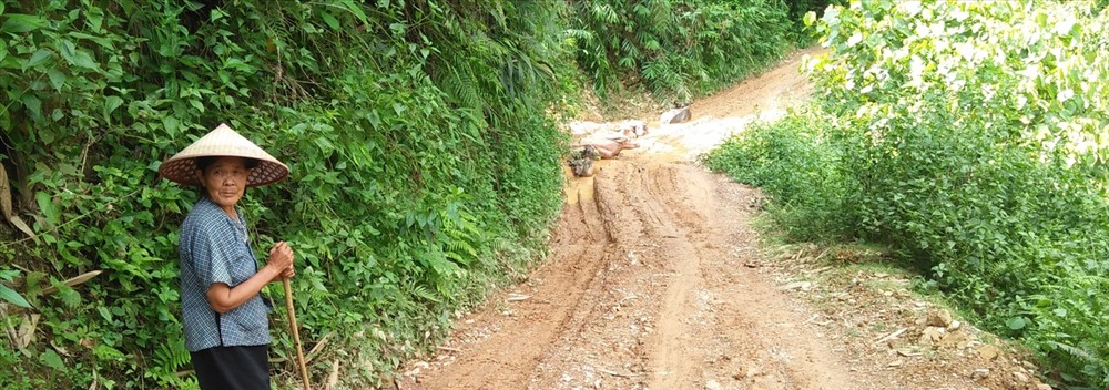 Bà cụ này đã trò chuyện với chúng tôi, tố cáo việc gây ô nhiễm và các “khó hiểu” của đơn vị “thăm dò quặng vàng”.