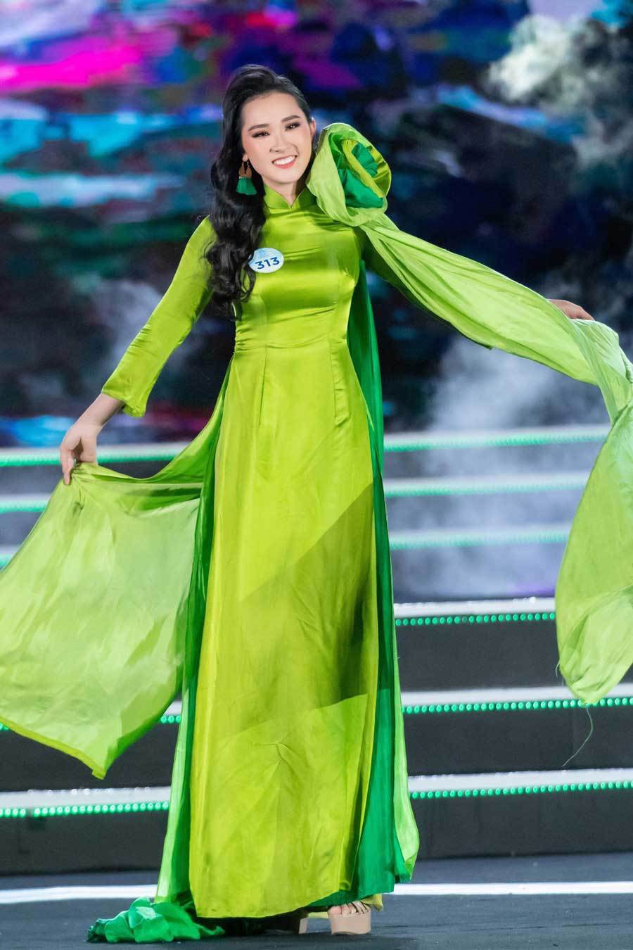 Thí sinh mặc áo dài của nhà thiết kế Đức Hùng tại cuộc thi “Miss World Vietnam”. Ảnh: T.L