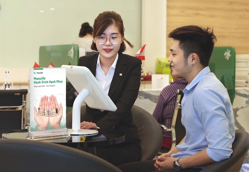Khách hàng tìm hiểu về sản phẩm mới của Manulife Việt Nam