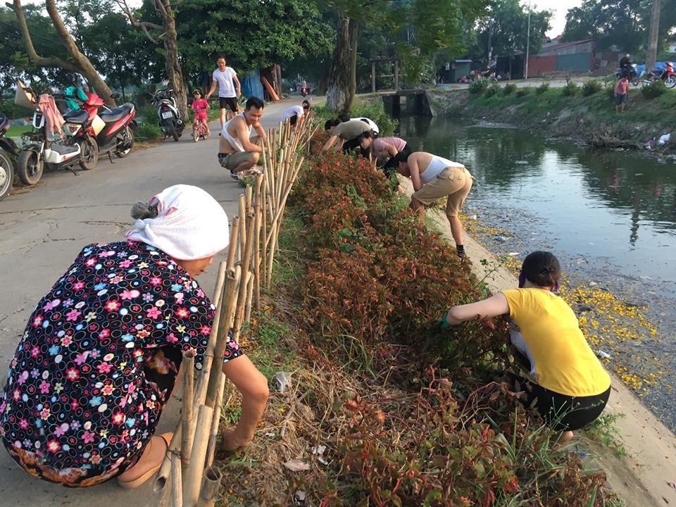 Người dân trong thôn Thụy Lôi hăng hái tham dọn dẹp, trồng hoa ven kênh mương, bảo vệ môi trường sống.
