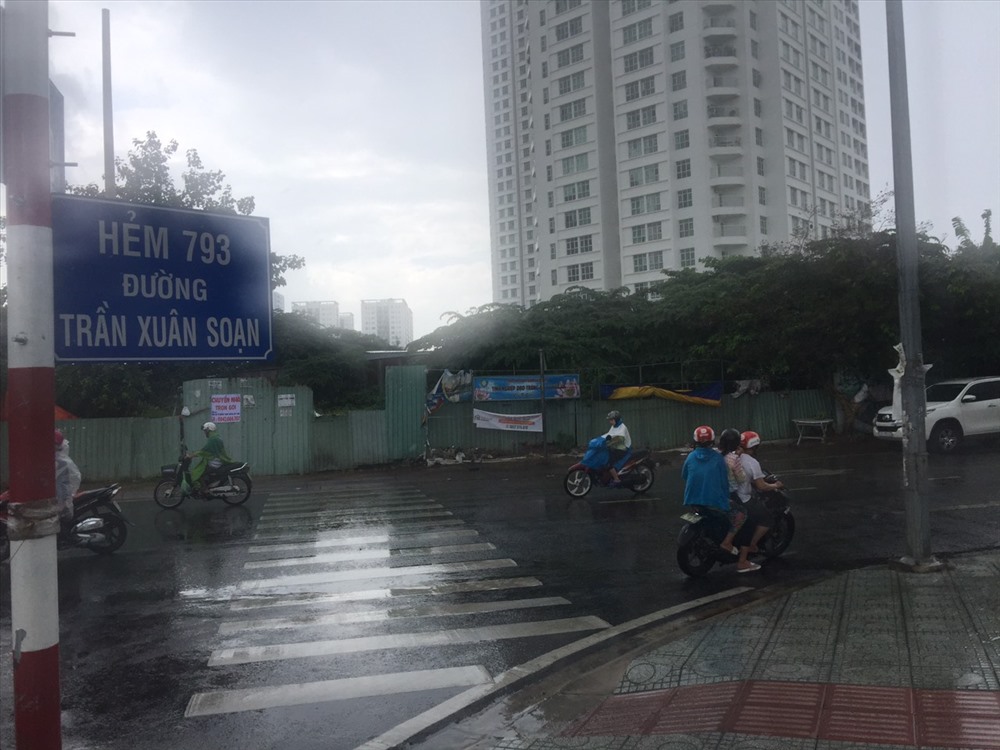 Không hiểu đây là đường hay là hẻm? Ảnh: HC