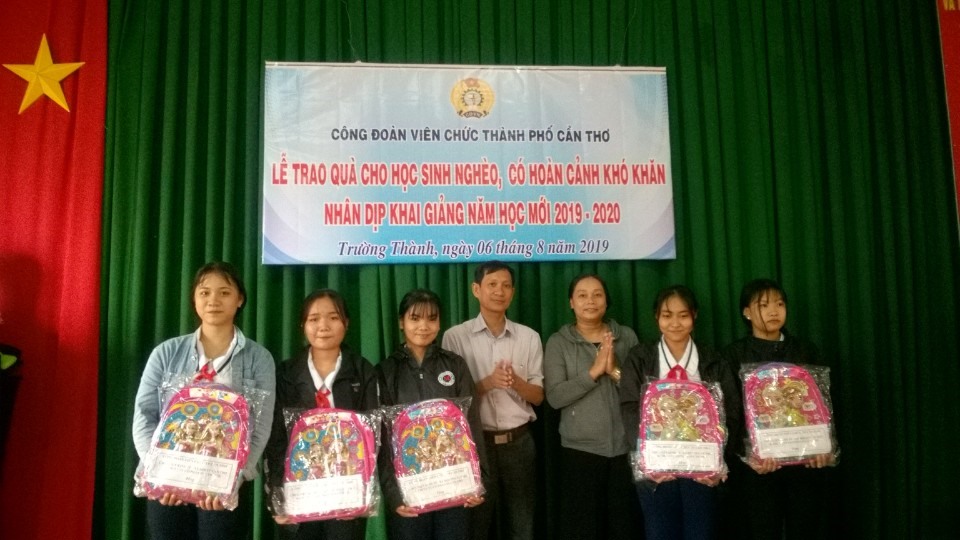 trao quà và chúc mừng các em học sinh nghèo, có hoàn cảnh khó khăn. Ảnh: Thành Nhân