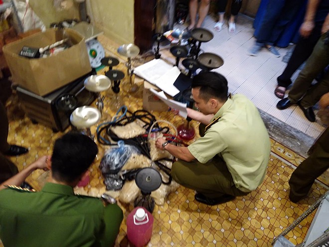 Quản lý thị trường Hà Nội phối hợp với Cảnh sát kinh tế Công an thành phố Hà Nội kiểm tra quán bar