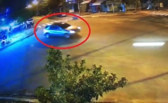 Xế hộp quay nhiều vòng trên ngã tư ở Đà Nẵng. Nguồn: nld.com.vn.