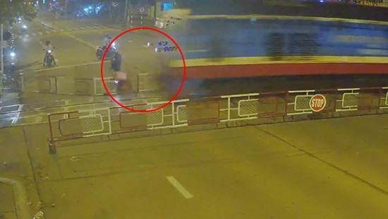 Cảnh tàu đâm người đi xe máy khi người này đâm xe vào rào chắn. Ảnh: cắt từ clip.
