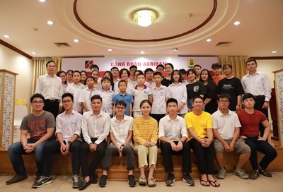 Ban Lãnh đạo Agribank chụp ảnh lưu niệm cùng các cháu là con em cán bộ viên chức Agribank được tuyên dương trong Hội nghị biểu dương học sinh sinh viên là con cán bộ công nhân viên chức ngành Ngân hàng