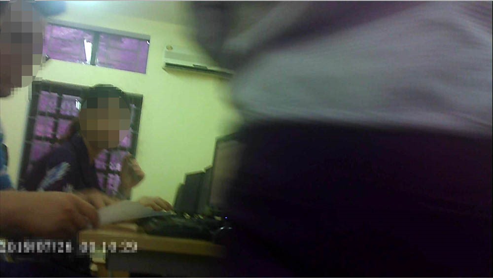 Giám thị phát tờ đáp án cho thí sinh rất nhanh nhưng camera của chúng tôi đã ghi lại được.