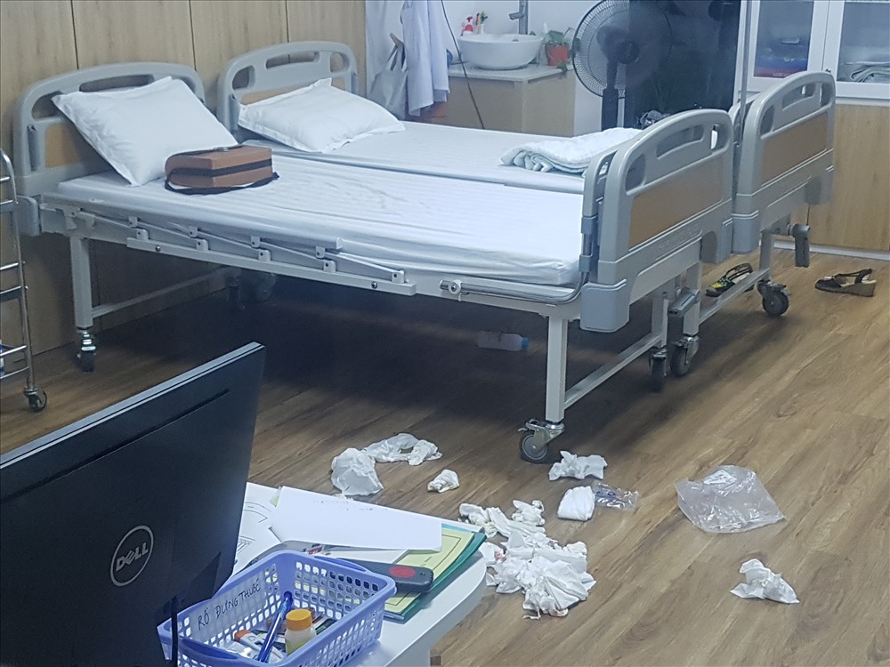 Phòng Y tế nhà trường có nhiều khăn giấy thấm máu.