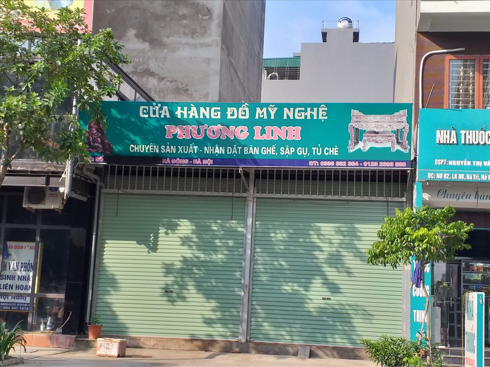 Dùng sơn phun đen để xóa địa chỉ ghi tên đường Huyndai.