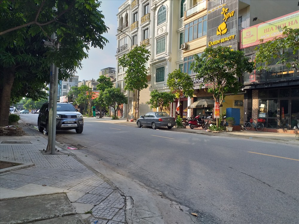Con phố dài hơn 200m, rộng 2 làn xe.
