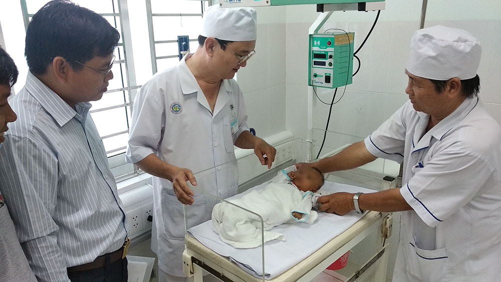 Chăm sóc bé Minh Anh tại BVĐK Vĩnh Long. Ảnh: H.H