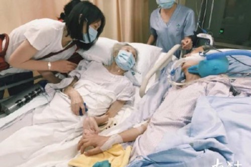 Cuộc đoàn tụ chỉ kéo dài 10 phút vì con gái họ không muốn làm mẹ mệt.