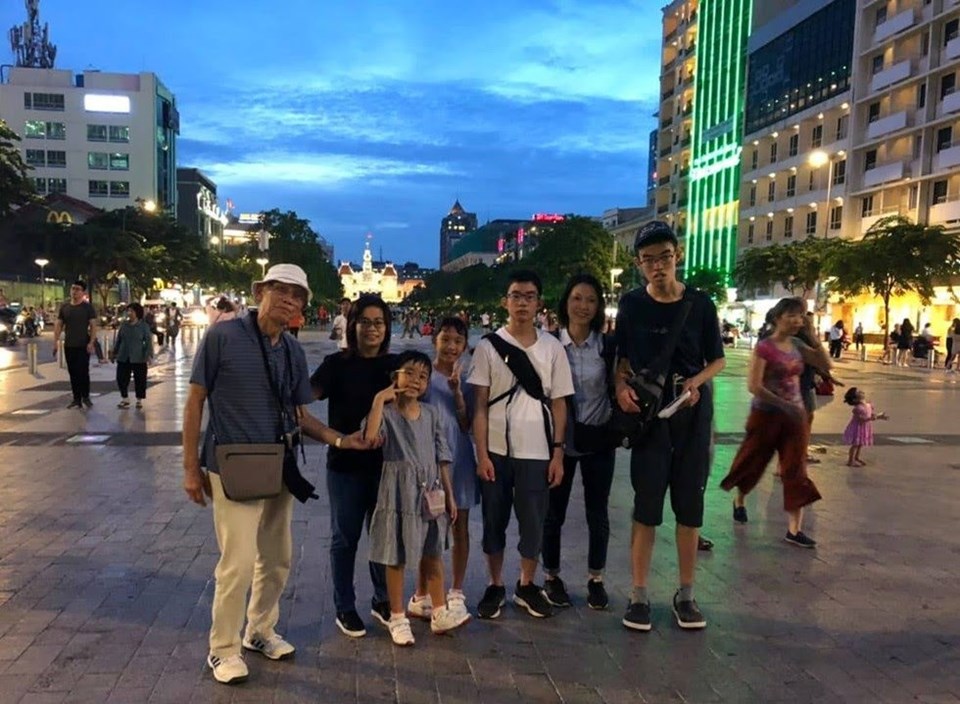 Cụ Oki cùng người thân tham quan TPHCM. Ảnh: N.T.C.C. Cụ Oki cùng người thân tham quan TPHCM. Ảnh: N.T.C.C.
