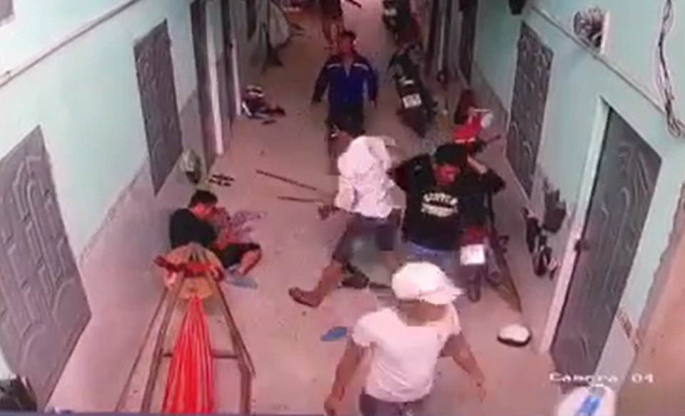 Kẻ chủ mưu vụ chém gục nam thanh niên trước phòng trọ đến cơ quan công an đầu thú. Kẻ chủ mưu vụ chém gục nam thanh niên trước phòng trọ đến cơ quan công an đầu thú.